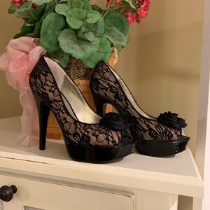 GUESS Peep-toe Lace and Black patent Platform Heels Size 6